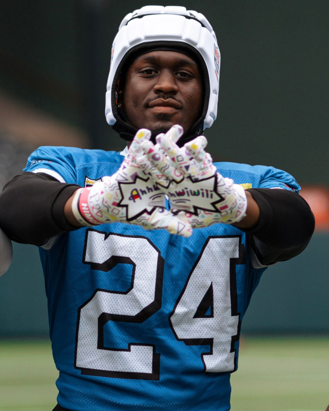 Illustrative example of awiwi football gloves from Google Search