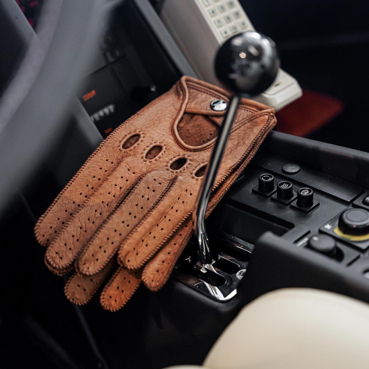 Illustrative example of driving gloves men from Google Search