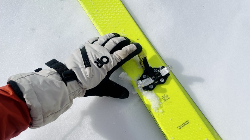 Illustrative example of good womens ski gloves from Google Search