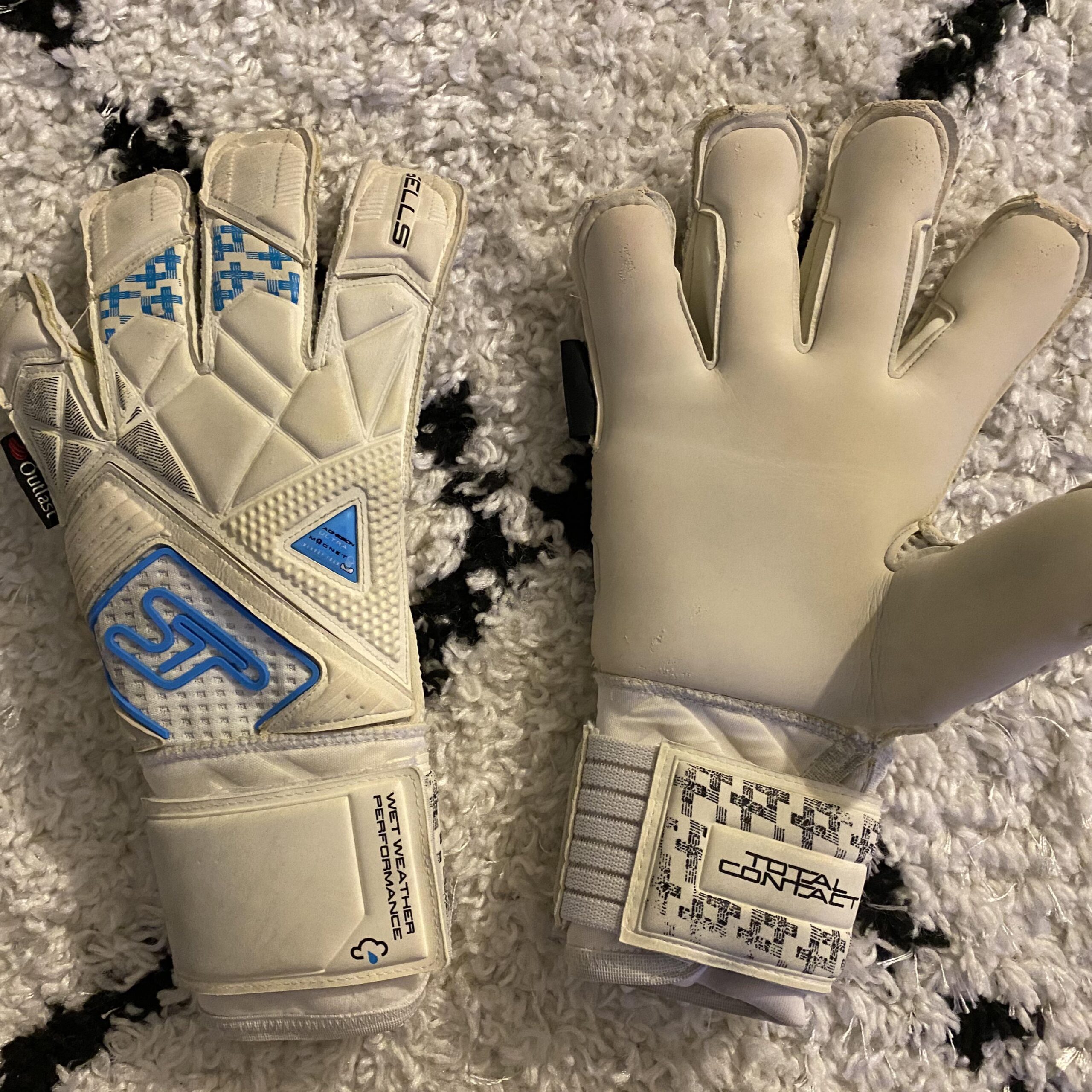 Illustrative example of sells goalkeeper gloves from Google Search